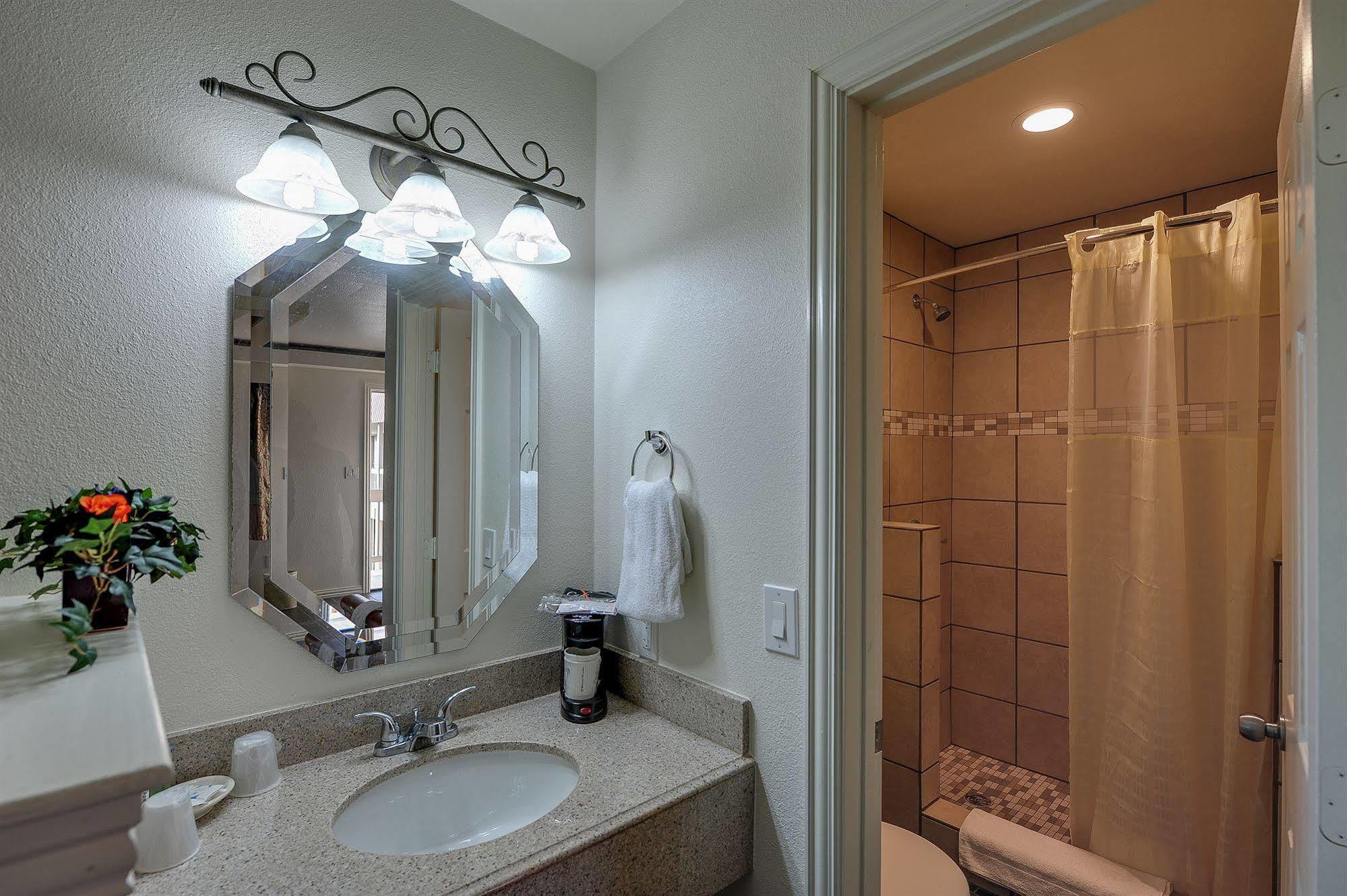 Romantic Inn & Suites ダラス エクステリア 写真