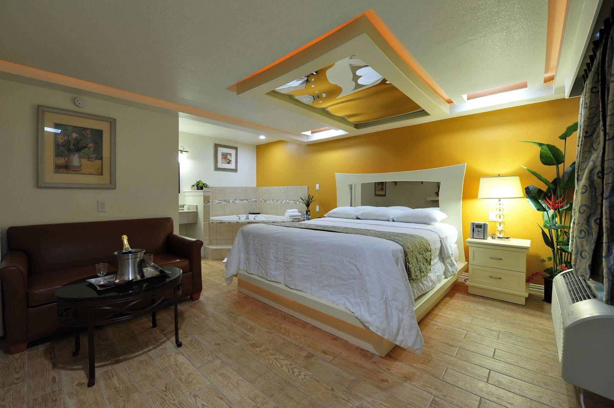 Romantic Inn & Suites ダラス エクステリア 写真